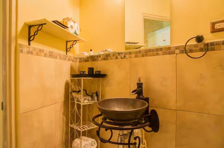 One32 Guesthouse Bejeweled Кінгстон Екстер'єр фото