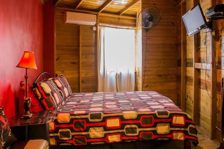 One32 Guesthouse Bejeweled Кінгстон Екстер'єр фото